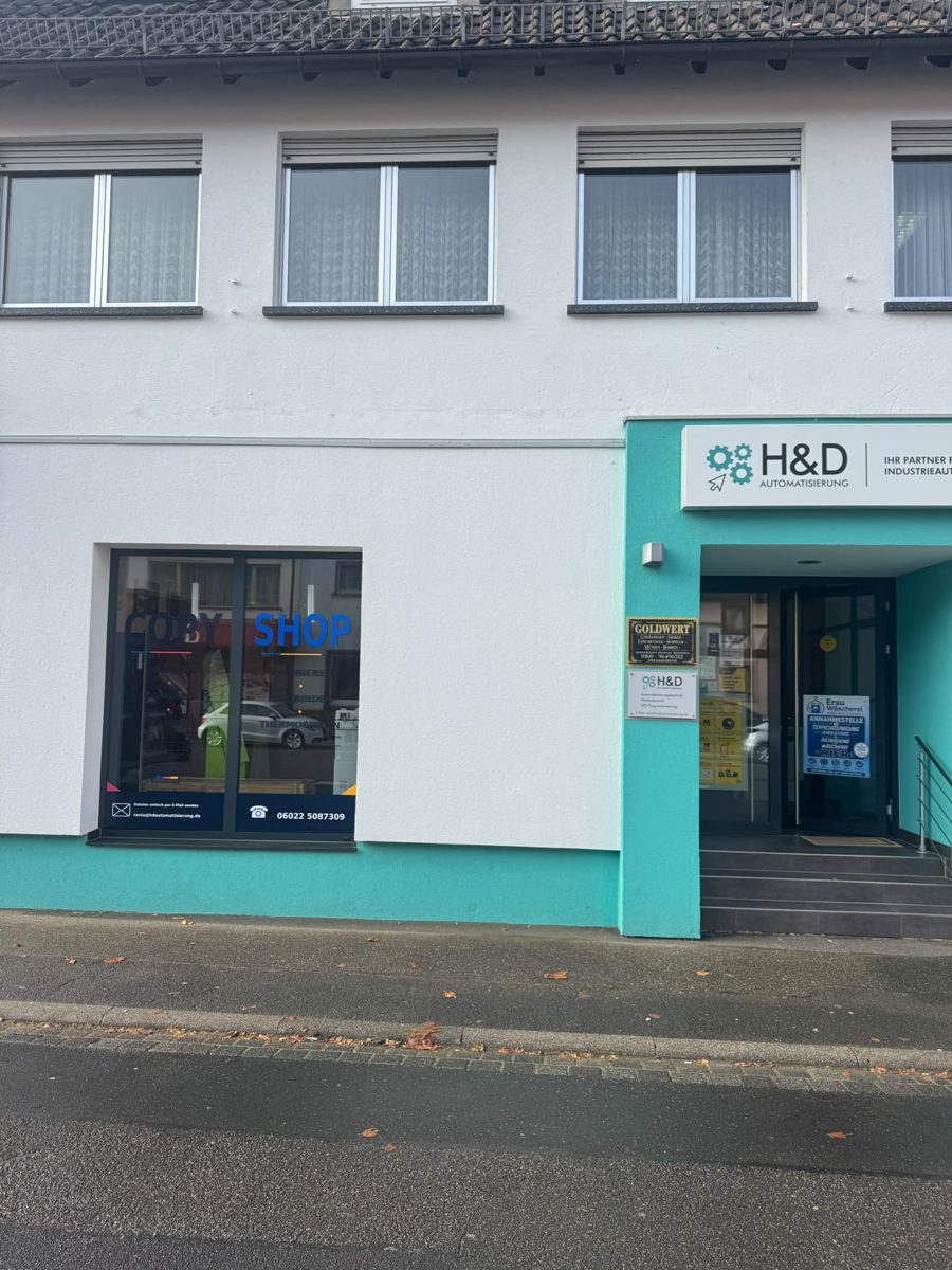 Hausfront Hauptstraße 27 in Mömlingen: links das Copyshop-Fenster, rechts der Eingang der H&D GmbH