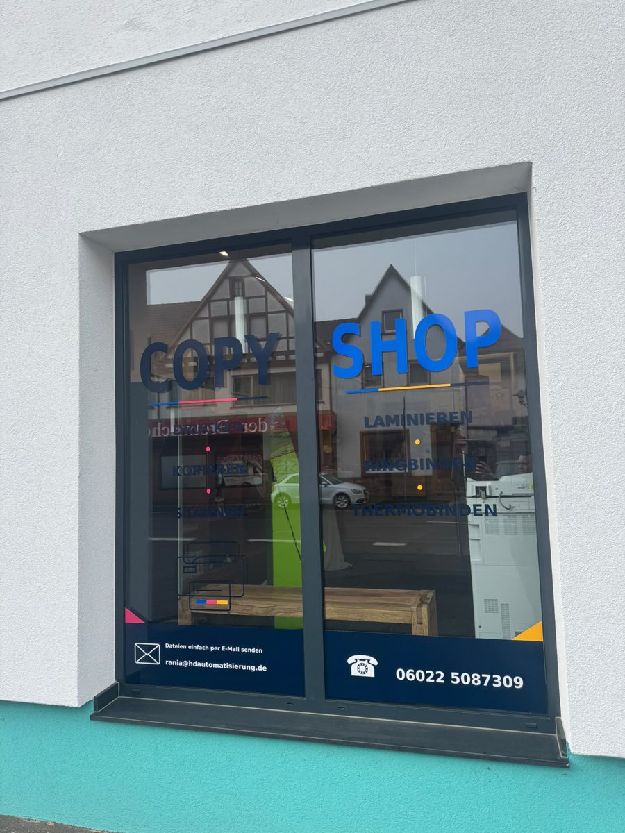 Schaufenster des Copyshop Mömlingen mit Aufschrift „Copy Shop“ und Telefonnummer 06022 5087309